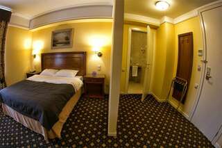 Гостиница Волгоград Волгоград Стандарт (с одной широкой кроватью) с видом на город-4