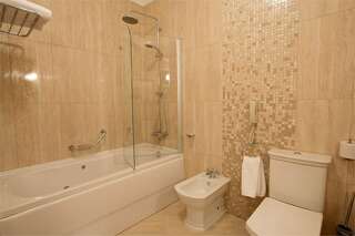 Гостиница Волгоград Волгоград Стандарт (с одной широкой кроватью) с видом на город-6