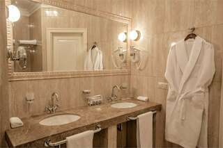 Гостиница Волгоград Волгоград Стандарт (с одной широкой кроватью) с видом на город-5