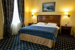 Гостиница Волгоград Волгоград Стандарт (с одной широкой кроватью) с видом на город-1