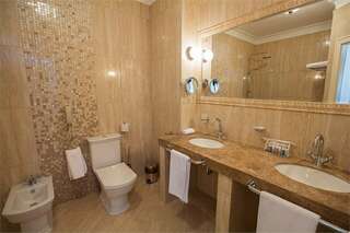 Гостиница Волгоград Волгоград Стандарт (с одной широкой кроватью) с видом на город-7