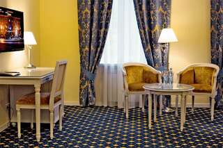 Гостиница Волгоград Волгоград Стандарт (с одной широкой кроватью) с видом на город-3