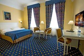 Гостиница Волгоград Волгоград Стандарт (с одной широкой кроватью) с видом на город-1