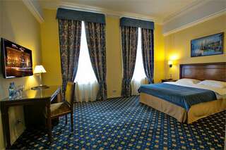 Гостиница Волгоград Волгоград Стандарт (с одной широкой кроватью) с видом на город-2