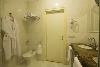 Гостиница Волгоград Волгоград Стандарт (с одной широкой кроватью) с видом на город-5