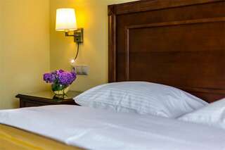 Гостиница Волгоград Волгоград Дабл (стандартный номер с одной широкой кроватью) с видом на двор-2